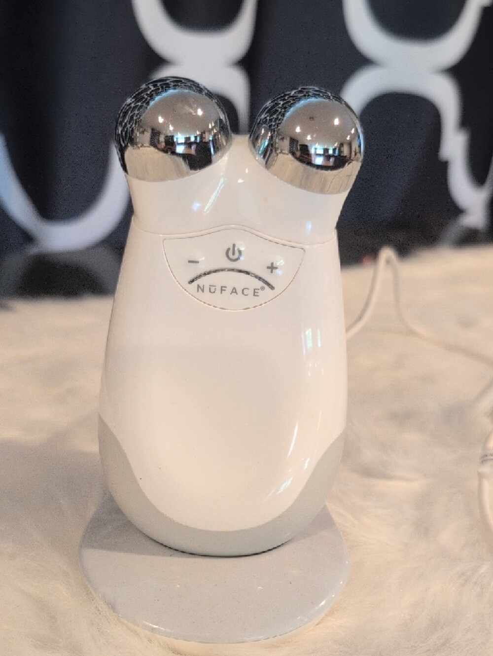 NuFace Trinity Microcurrent Facial Toning Device in White with Silver - Picture 3 of 8
